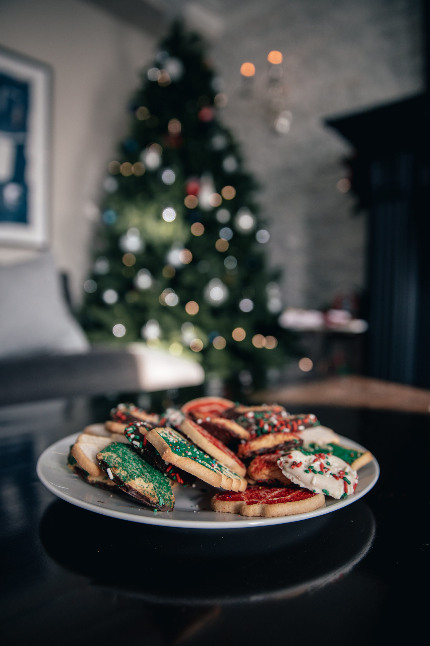 christmas-cookies-in-decorated-living-room(2)